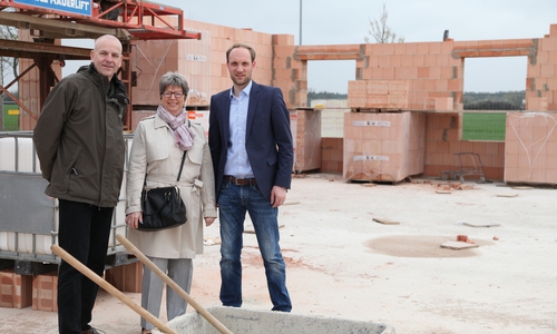 Andreas Gunkel (VSP Holdung GmbH), Angelika Jahns (Ortsbürgermeisterin Brackstedt/Velstove/Warmenau) und Jens Hofschröer (Prokurist und Abteilungsleiter Unternehmen & Flächen der WMG Wolfsburg) besichtigen die Baustelle des Lebensmittelmarktes in Wolfsburg-Brackstedt. Foto: WMG Wolfsburg