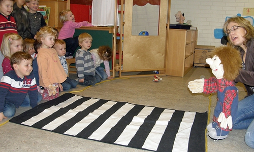 Die Moderatorin der Kreisverkehrswacht Anja Stahl übt mit Vorschulkindern. Archivfoto: Achim Klaffehn
