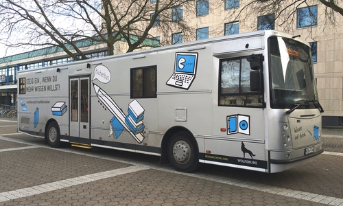 Wegen der Teilnahme des Bücherbusteams an einem Kongress muss die fahrende Bibliothek für einen Tag Pause machen. Foto: stadt wolfsburg