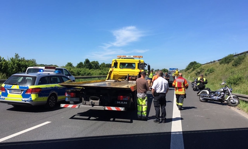 Ein Motorradfahrer verletzte sich auf der A2 schwer, als er ein Stauende nicht rechtzeitig erkannte und auffuhr. Fotos und Video: aktuell24/BM