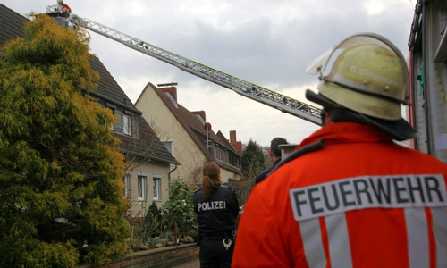 Mit Hilfe der Drehleiter wurde der Schornstein gereinigt. Fotos: Rudolf Karliczek