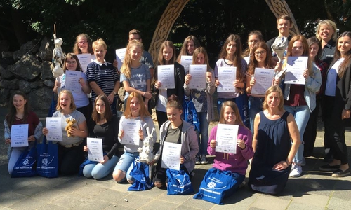Die TeenScouts mit Projektverantwortlichen und der Schulleiterin Frau Ulrike Eilers und Skulptur Herz. Stephanie Gobernack
