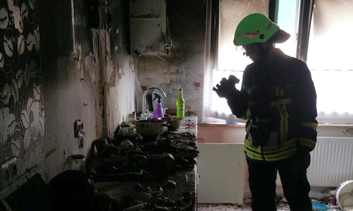 Einsatzkräfte begutachten die völlig zerstörte Küche. Foto: Andreas Meißner 