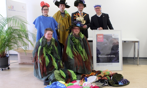 Carsten Ueberschär (hinten 2.v.re.) übergab die Kostüme an Tatjana Schwarz, Kamil Loeper, Werkstattleiter Helge Staack (hinten v. li.), Dominik Droemer und Projektleiter Timo Riedel (vorne v. li.). Foto: Alexander Dontscheff