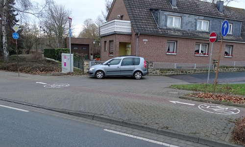 Pfeilmarkierung für Radweg und Fahrbahn Goethestraße / Rundweg Foto: Kreisverkehrswacht Helmstedt e.V.