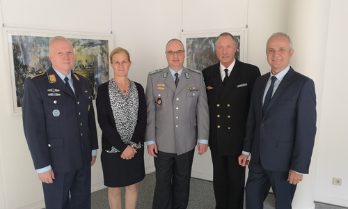 Oberstleutnant der Reserve Ralph Marschner (Bildmitte) ist seit dem 1. August 2018 Leiter des Kreisverbindungskommandos (KVK) Goslar. Sein Vorgänger, Frank-Michael Kruckow (Oberstleutnant der Reserve) (links), wurde heute von Landrat Thomas Brych, Erste Kreisrätin Regine Körner und Kapitän zur See Berend Burwitz (2. von rechts) offiziell verabschiedet. Fotoquelle: Landkreis Goslar