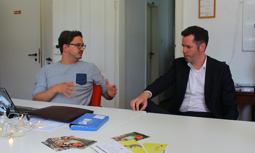 Von links: Felix Draheim vom Gründertreff Torhaus Nord e.V und FDP-Landtagsabgeordneter Christian Dürr sprechen über die Bedeutung von StartUps. Foto: Max Förster