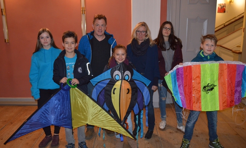 Sieger des Drachenwettbewerbes v.l. vordere Reihe:
Jess Grothe, Ida Schuchhardt, Moritz Walendy.
Mitte, hintere Reihe:  Herr Heithecker, Frau Eickmann-Riedel. Foto: Samtgemeinde Sickte 