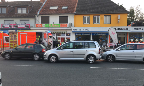 Die Autos wurden bei dem Unfall ineinander geschoben. Fotos: Frederick Becker