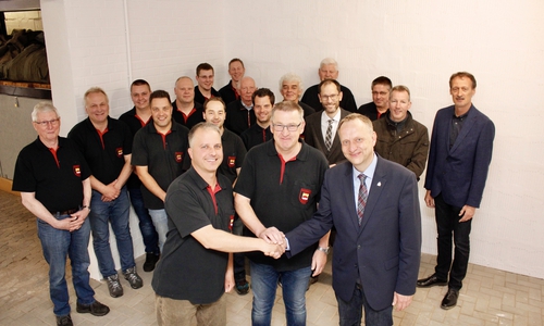 Feierliche Übergabe: Kevin Sander (links) übergab als Vorsitzender des Fördervereins der Freiwilligen Feuerwehr Vöhrum den Anbau offiziell an Bürgermeister Klaus Saemann (rechts). Ortsbrandmeister Andreas Schneider freute sich über das hohe Engagement in seiner Ortsfeuerwehr. Foto: Lennart Kutzner