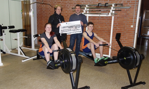 Janina Gottschalk (l.) und Lorenz Ernst (r.) freuten sich mit Heiko Ernst über die neuen Ruderergometer und den Spendenscheck von Sparkassenfilialleiterin Grit Hölzel. Foto: Sparkasse