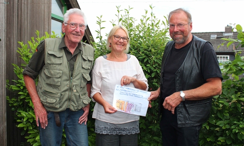 Während der Übergabe von links: Rolf Fritz, Britta Singer und Ulrich Ruess.
Foto: Bernd-Uwe Meyer