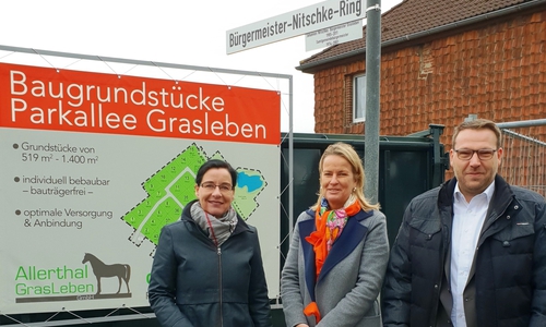 Bürgermeisterin Veronika Koch, Maren Paas (Allerthal Gras Leben GmbH) und Gemeindedirektor Gero Janze (v. li.). Foto: Gemeinde Grasleben