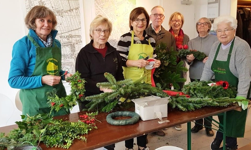  Die ersten Arbeiten sind geschafft. Zum Auftakt wirkten beim traditionellen "Kränze binden" mit Gudrun Brammer, Ingrid Großklaus, Renate Oelze, Christian Hogrefe, Frauke Büchner, Inge Loocke und Doris Liefner. Foto: Andreas Meißler