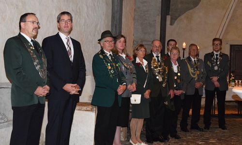 Hartmut Richter und Dr. Oliver Junk (1. und 2. von links) begrüßen die
Schützen. Die Kreisköniginnen und -könige stehen neben ihnen und damit im Vordergrund. Fotos: Stadt Goslar