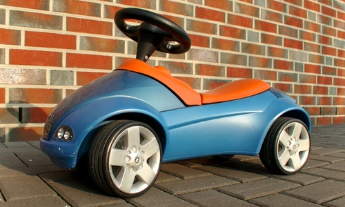 Spielgeräte vor der Kindertagesstätte. Foto: Andre Ehlers