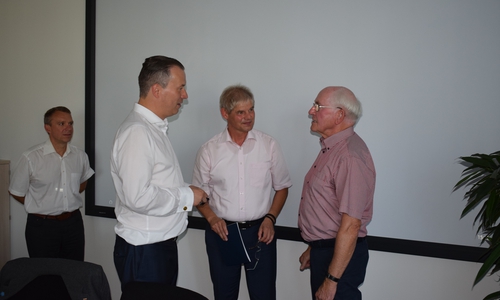 Verleihung der Goldenen Ehrennadel des Volksbundes Deutsche Kriegsgräberfürsorge e. V. durch Oberbürgermeister Frank Klingebiel und Bezirksgeschäftsführer Michael Gandt an Hartwig Schrader. Foto: Stadt Salzgitter