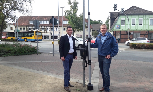 Gifhorns Bürgermeister Matthais Nerlich (l.) und Matthias Schilde, vom Planungsbüro WVI GmbH, vor einer der digitalen  Boxen, die aktuell den KFZ- und Radverkehr in Gifhorns Straßen zählen. Die Daten der Verkehrszählung bilden die Grundlage für die Erarbeitung eines Verkehrsentwicklungsplanes für die Stadt Gifhorn. Foto: Stadt Gifhorn