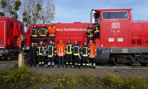 Der Fachzug Bahn der Kreisfeuerwehr Peine mit  Patrick Wolpers und Zugführer Gerd Baas-Becker zeigte sich beeindruckt von den umfangreichen Möglichkeiten des Rettungszuges. Foto: Kreisfeuerwehr Peine