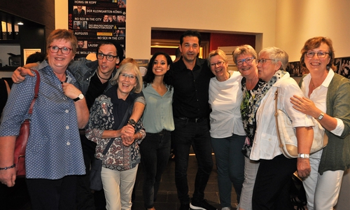 Bei der Premierenfeier im Foyer der Komödie durften die Fans wieder auf Tuchfühlung mit ihren Stars gehen. 