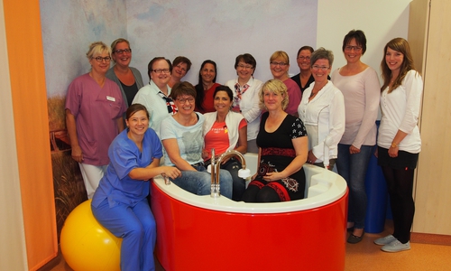 Das Hebammen-Team am HELIOS Klinikum Gifhorn freut sich über die beiden neuen Auszubildenden. Foto: HELIOS Klinikum