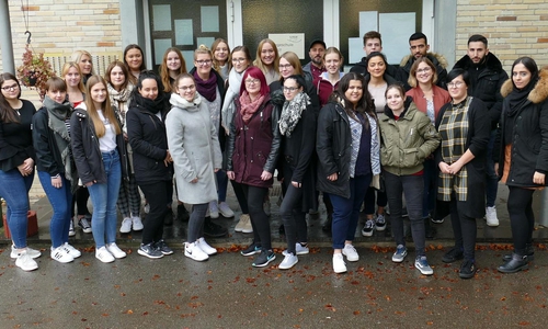 Mit 28 Schülerinnern und Schülern startete der neue Ausbildungskurs an der Pflegeschule des Klinikums Wolfsburg. Foto: Klinikum Wolfsburg
