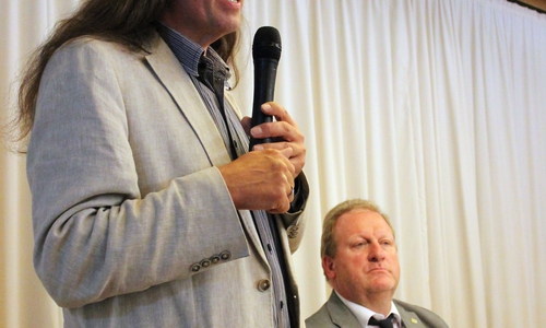 Ulrich Kreutzberg gab einen Überblick über das derzeitige palliative Versorgungsnetzwerk in Braunschweig. Im Hintergrund Ulrich Zerreßen. Fotos: Katharina Heinemeier