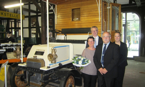 Der stellvertretende Betriebsleiter Werner Baumgarten mit seiner Frau (beide vorne), KVG-Geschäftsführer Axel Gierga und Christiane Hummert, KVG-Betriebsleiterin für Helmstedt und Bad Harzburg, bei der Verabschiedung vor dem ersten KVG-Bus im Museum Schloss Salder Foto: KVG