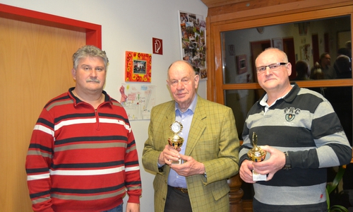 Skat- und Knobelabend der Feuerwehr Fümmelse. Von rechts: Detlev Gliese, Arno Hanne, Carsten Werner. Foto: Privat
