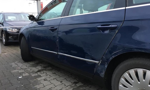 Auf der Bahnhofstraße in Schladen wurde ein Passat gerammt. Der Verursacher flüchtete. Fotos: Privat