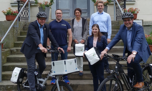 Übergabe der Pedelecs vor dem Rathaus in Liebenburg: v.l.n.r. Bürgermeister Alf Hesse (Gemeinde Liebenburg), Guido Kasten (E-Bike Kasten), Antje Klimek (Avacon), Linda Gades (Regionale EnergieAgentur), Gunnar Heyms (Regionale EnergieAgentur), Bürgermeister Ingo Henze (Stadt Langelsheim). Foto: REA