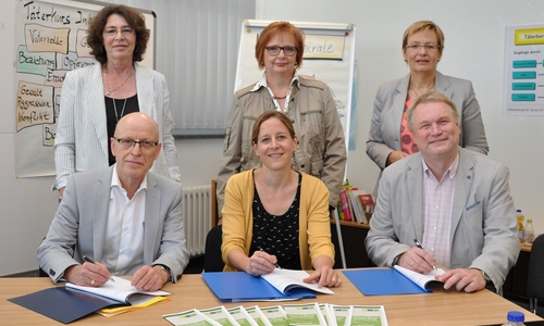 Vordere Reihe, v.l.n.r.: Werner Schlichting (Erster Kreisrat des Landkreises Helmstedt), Monika Müller (Sozialdezernentin der Stadt Wolfsburg) und Rolf Amelsberg (Kreisrat des Landkreises Gifhorn) unterzeichneten den Kooperationsvertrag. Dahinter (v.l.n.r.) die Impulsgeberinnen für die Beratungsstelle: Katrin Morof (Gleichstellungsbeauftragte des Landkreises Helmstedt), Beate Ebeling (Gleichstellungsbeauftragte der Stadt Wolfsburg) und Christine Gehrmann (Gleichstellungsbeauftragte des Landkreises Gifhorn). Foto: Stadt Wolfsburg
