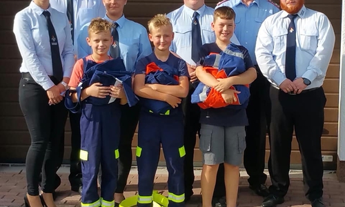 Kinderfeuerwehrwartin Wiebke Mommertz, Ortsbrandmeister David Kroll, stellvertretende Kinderfeuerwehrwartin Cindy Höft, Jugendfeuerwehrwart Mario Schlüter, stellvertretender Jugendfeuerwehrwart Mirko Wogatzki und Jugendfeuerwehrwart Sascha Höft übergeben Finn Faber, Jannes Keller und Cedric Kohlhaas in die Jugendfeuerwehr. Foto: Feuerwehren der Samtgemeinde Velpke