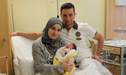 Saya El Gharbi ist das erste Baby des Jahres 2017 in Wolfsburg. Die Eltern Ali und Imen sind sehr stolz. Foto: Thomas Helmke, Klinikum Wolfsburg