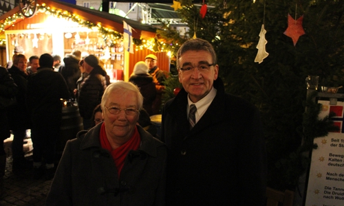 Entzündete den Weihnachtsbaum: Thomas Pink. Foto: Bernd Dukiewitz