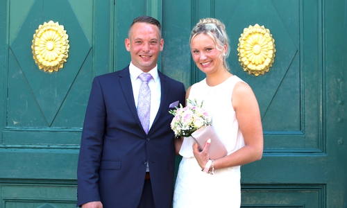 Dennis und Larissa Kunz vor dem Standesamt. regionalHeute.de gratuliert dem Ehepaar. Fotos: Nick Wenkel