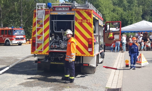 Die Jugend- und aktive Wehr bei einer gemeinsamen Einsatzübung. Foto: Feuerwehr Sehlde