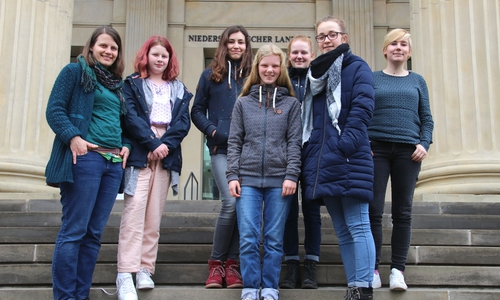 Schülerinnen aus Gifhorn und Salzgitter mit den Abgeordneten Imke Byl (rechts) und Julia Hamburg (links). Foto: Bündnis 90/Die Grünen
