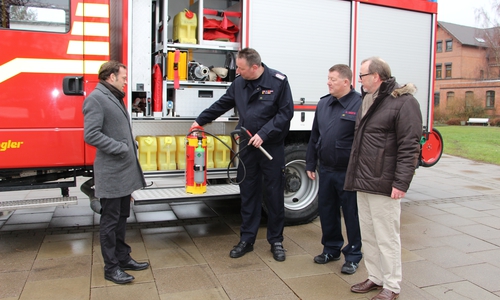 Ortsbrandmeister Martin Müller (2.v.l.) erklärt die Funktionsweise des neuen Löschgeräts. Mit dabei sind Geschäftsführer Hans-Christian Fontheim (l.) und Michael Pankratz (re.) sowie Gemeindebrandmeister Dirk Grätz (2.v.r.). Foto: Nervenklinik Dr. Fontheim 