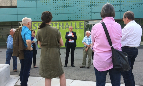 "Unterwegs mit…": Die dialogischen Stadtspaziergänge mit Stadtbaurat Kai-Uwe Hirschheide und Gästen werden auch 2019 fortgesetzt. Foto: Stadt Wolfsburg.