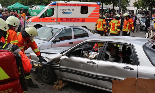 Die Feuerwehr zeigte, wie sie eine verletzte Person aus einem Fahrzeug befreit. Foto: Robert Braumann