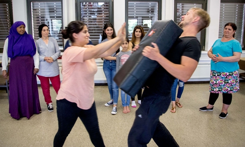 Beim Testtraining: Hier lernen die Frauen sich richtig zu verteidigen. Fotos: Rudolf Karliczek