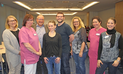 Das Team der multimodalen Schmerztherapie des Städtischen Klinikums um Elfi Ebrecht, Psychologische Psychotherapeutin, Pain Nurse Christine Wiesner, Pflegedirektor Ralf Harmel, Fachärztin Stephanie Hoffmann, Oberarzt/Leiter Schmerzmedizin Dr. med. Nils Beiser, Nadine Bomeier, Ludmila Bauer, Stoma- und Wundbeauftragte, und Dr. Léonie F. Kerper, Klinische Psychologin. Foto: Städtisches Klinikum