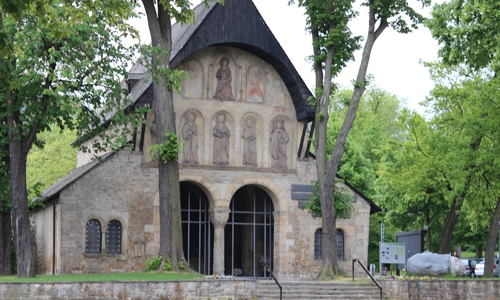 Aus dem jetzigen Parkplatz an der Domvorhalle soll ein grünes Idyll werden - die Lenkungsgruppe kritisiert, dass die geschichtliche Relevanz durch den vorgestellten Siegerentwurf für den Laien kaum nachzuvollziehen ist. Archivfoto: Anke Donner