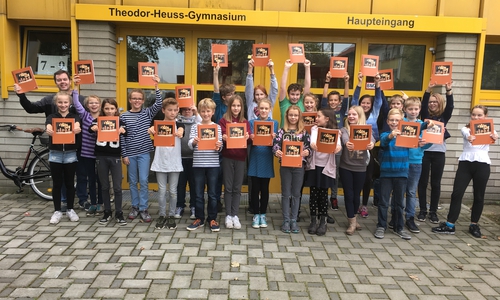 Das Cover des Jahrbuches
Riesigen Anklang findet das neue Jahrbuch z.B. in der 6b. Fast alle Schüler kauften ein Jahrbuch. Foto: Kea Oelschlägel