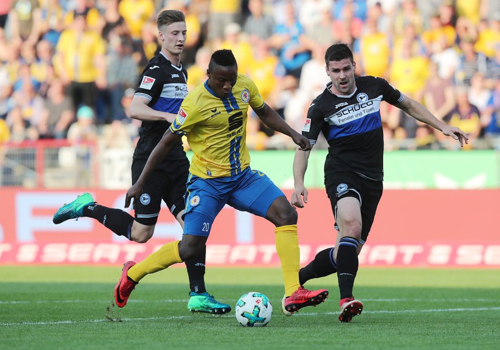 Für Suleiman Abdullahi und die Eintracht reichte es nicht zum Heimsieg gegen Bielefeld. Fotos: Agentur Hübner
