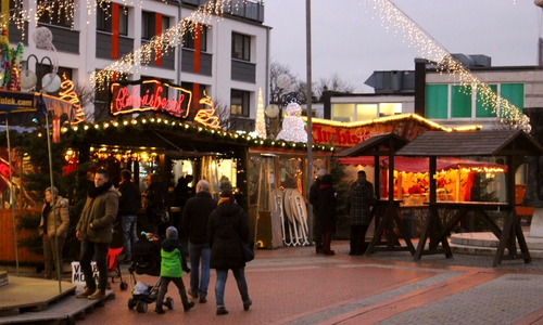 Auf dem Weihnachtsmarkt in Lebenstedt schlugen bereits am Montag Taschendiebe zu. Foto: Archiv/Alexander Panknin. Video: Sandra Zecchino