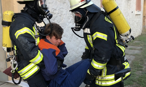 Hier wird der Kamerad der Jugendfeuerwehr Dorstadt, Tom Gehrmann, von zwei AGT-Trägern aus dem Gefahrenbereich gerettet. Foto: Peter G. Matzuga