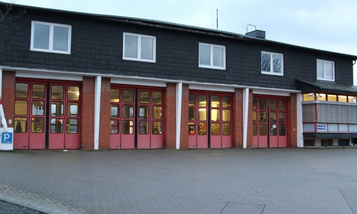 Der Wind griff unter das Feuerwehrdach der Wache 2 und hob es an. Foto: Rudolf Karliczek