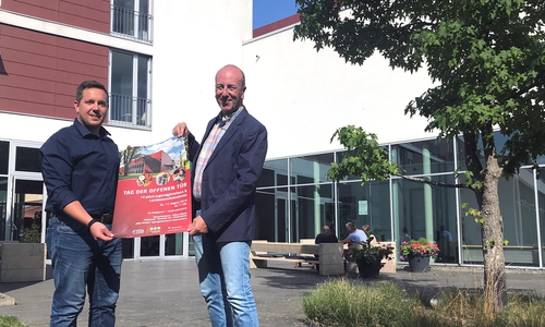 Von links: Benjamin Höfener (Jugendgästehaus) und Markus Lüdke (Landesmusikakademie) laden zum Tag der offenen Tür. Foto: Stadt Wolfenbüttel